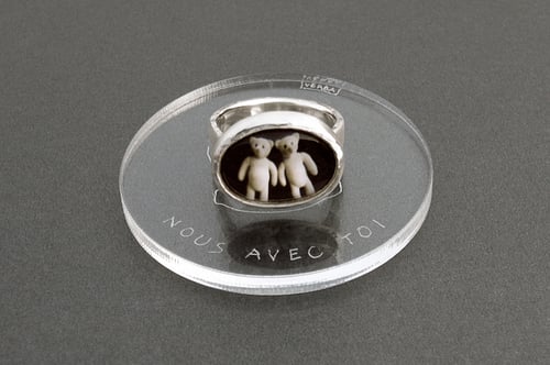 Image of "We are with you" teddy-bear’s silver ring with photo and rock crystal · UTERQUE NOSTRUM ·