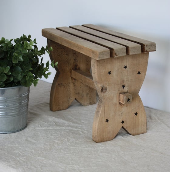Image of Petit tabouret en bois.