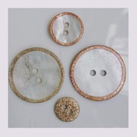 Image 2 of Bouton: Nacre tout en paillette 