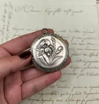 Image 1 of Très beau pendentif, miroir de châtelaine, ou miroir à mouches, cuivre plaqué argent, 19eme s.