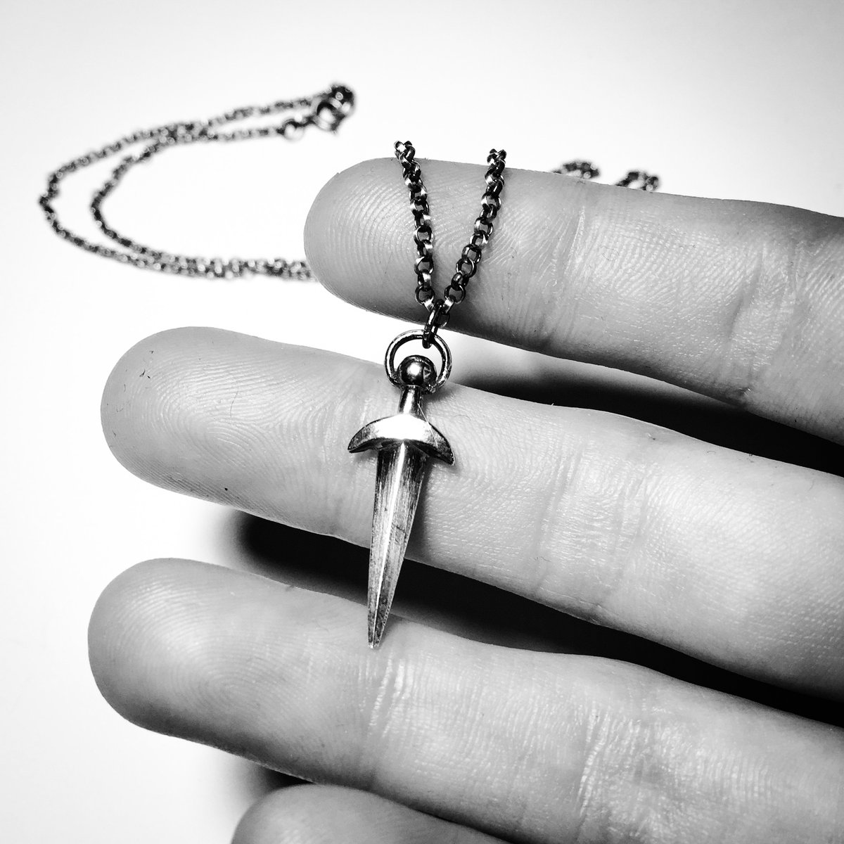 アクセサリー A&G Dagger Flamed Pendant Mixed Metal Flaming Heart Pendant With Sword, Sterling