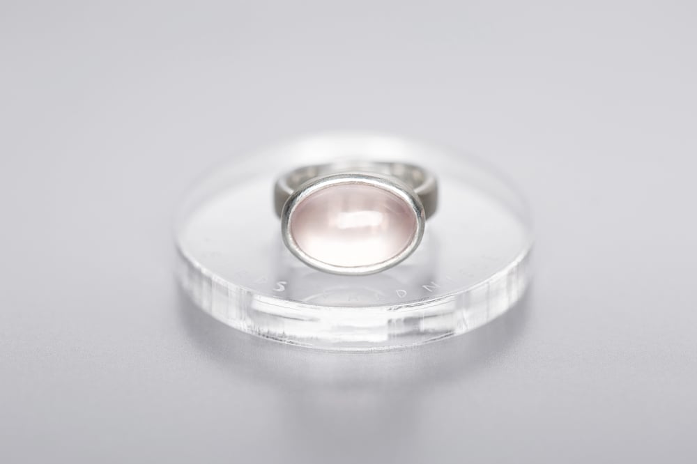 Image of "The empress of the heart" silver ring with rose quartz  · ERA ·