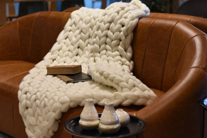 Image of MERINO WOOL CHUNKY KNIT THROW WHITE & BEIGE