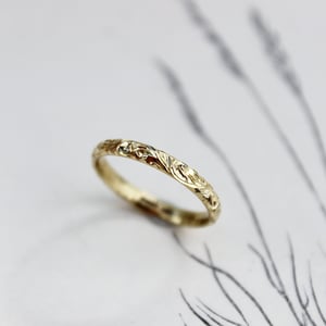 Image of 18ct gold 2.5mm floral engraved ring
