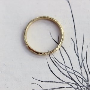 Image of 18ct gold 2.5mm floral engraved ring