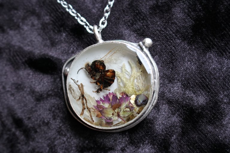 dead good bee floral diorama round necklace