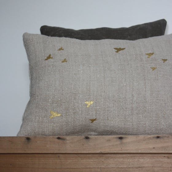 Image of Coussin envolée d'hirondelles dorées.