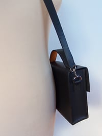 Image 8 of Cartable Josef en cuir Noir mat et léopard