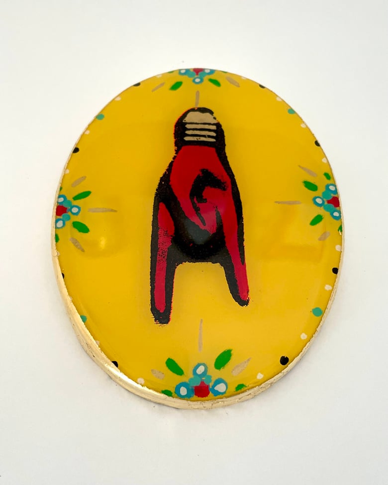 Image of Mano Cornuto Oval Yellow/Red Small