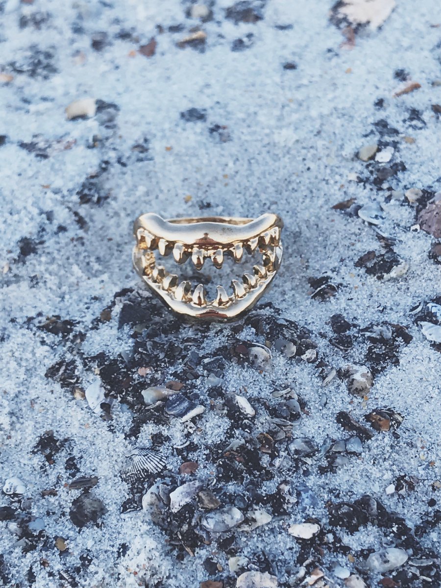 Image of Shark Jaws Ring Gold