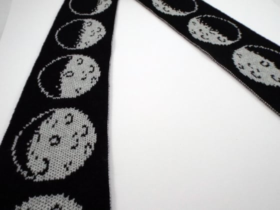 Image of *Glow in the dark* Moon scarf 