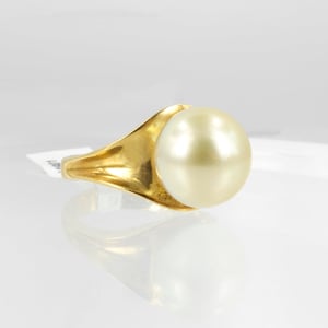 Image of pj4901 Pearl + 18ct Yellow gold Cocktail Ring