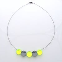 Náhrdelník / Necklace Fluorescentní zelená x šedá