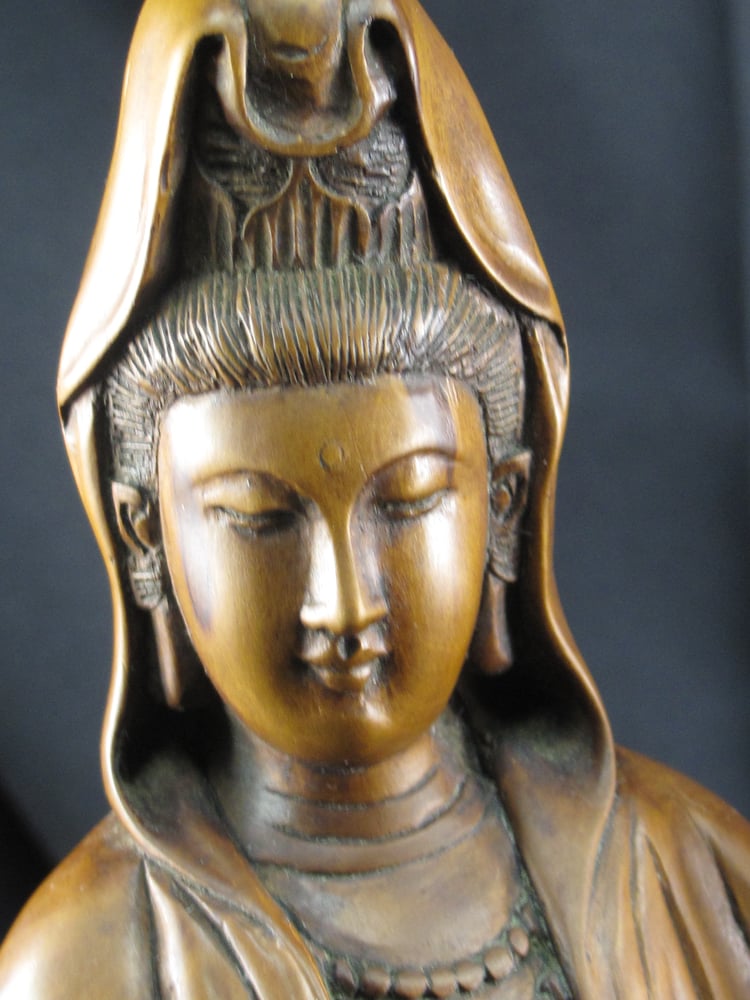 RARE BEAUTIFUL VINTAGE CHINESE HAND CARVED WOOD STATUE OF QUAN YIN WITH