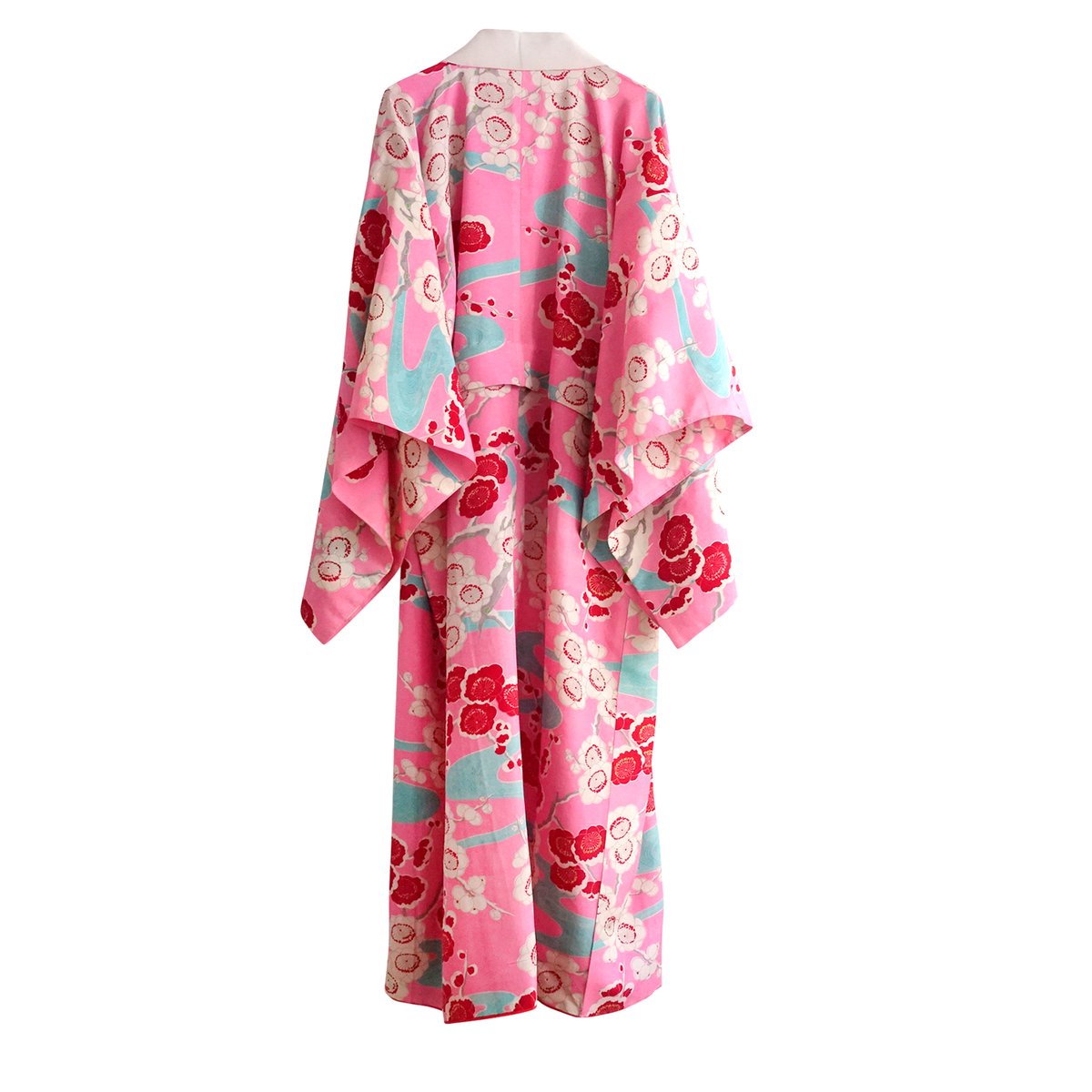 Image of pink silke kimono med blommeblomster og broderet krave