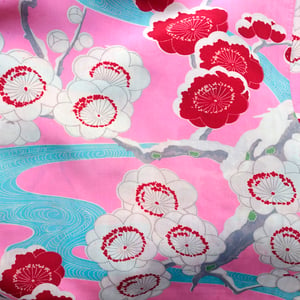 Image of pink silke kimono med blommeblomster og broderet krave