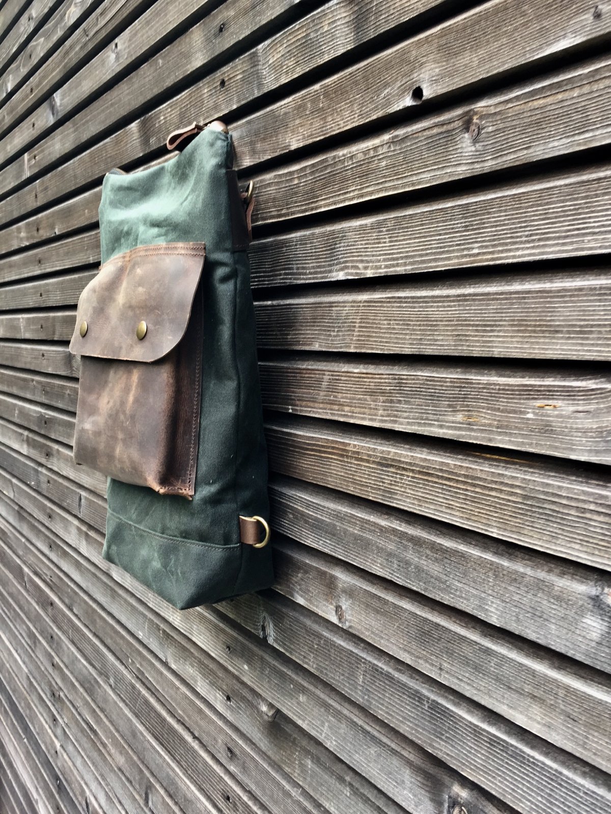 Image of Day pack in waxed canvas with leather outside pocket and zipper closing