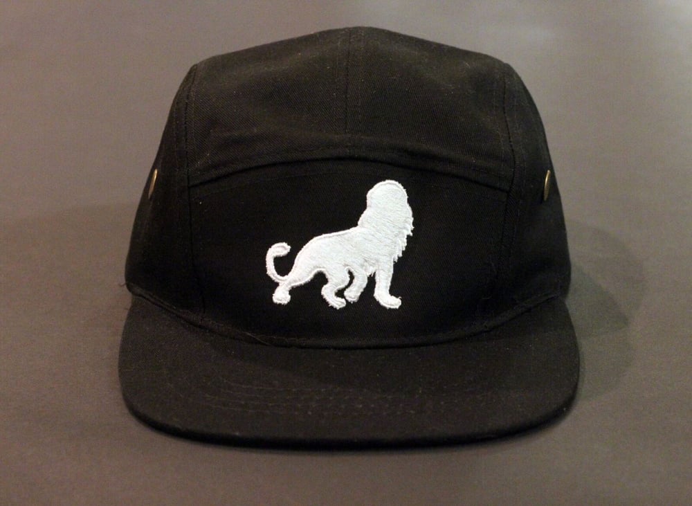 Image of León 5 PANEL hat Black/White 