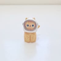 Image 1 of Orange cat with astronaut helmet ceramic figurine (helmet cover and white gold version)