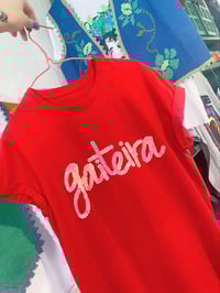 Image 5 of Camiseta bordada a man. GAITEIRA vermella. Varias tallas. Corte unisex.