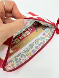 Image 3 of Pochette à livre LA LECTRICE toile de coton rayée rouge