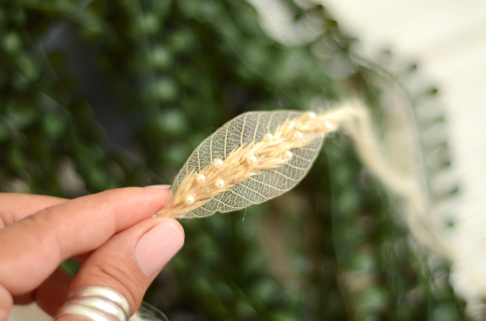Image of Grass and pearls leaf tieback 