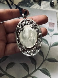 Image 7 of Magnifique pendentif métal plaqué argent, rond de nacre et feuille d’acanthes, XIXème siecle