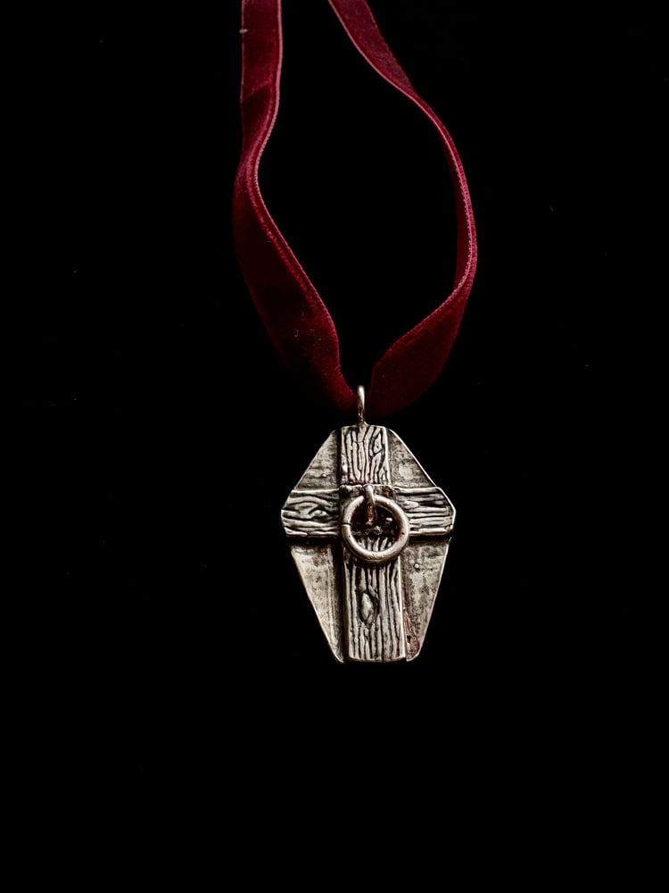 Image of COFFIN DOOR CHOKER