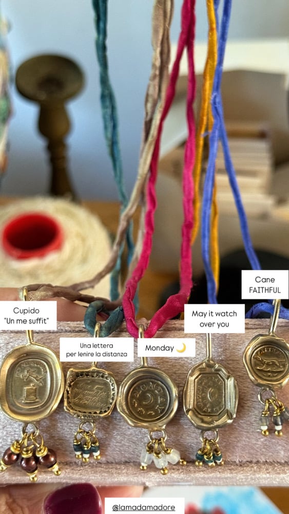 Image of Charms capsule “seal”