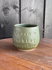 Queen of fucking everything Mørkegrøn•