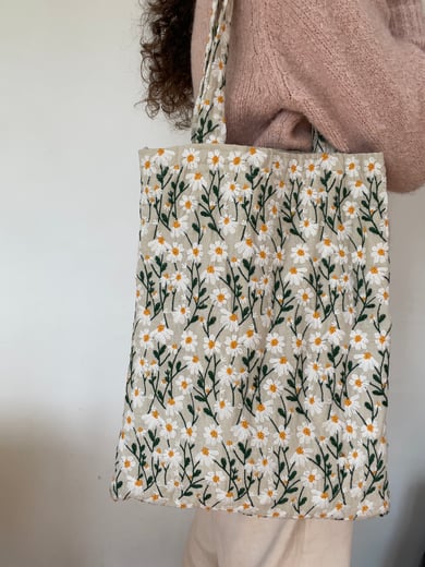 Faux Pearl Decor Daisy Floral Graphic Baguette Bag