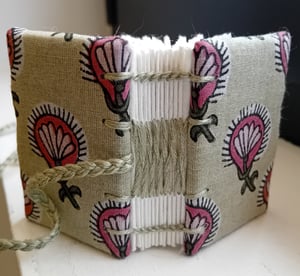 HADI — mini livre — perle en porcelaine — reliure à la française