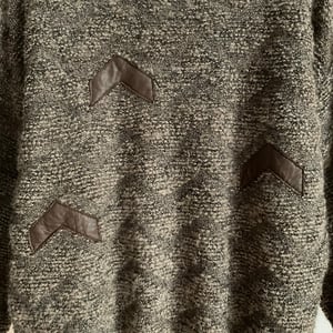 Maglione con inserti in pelle