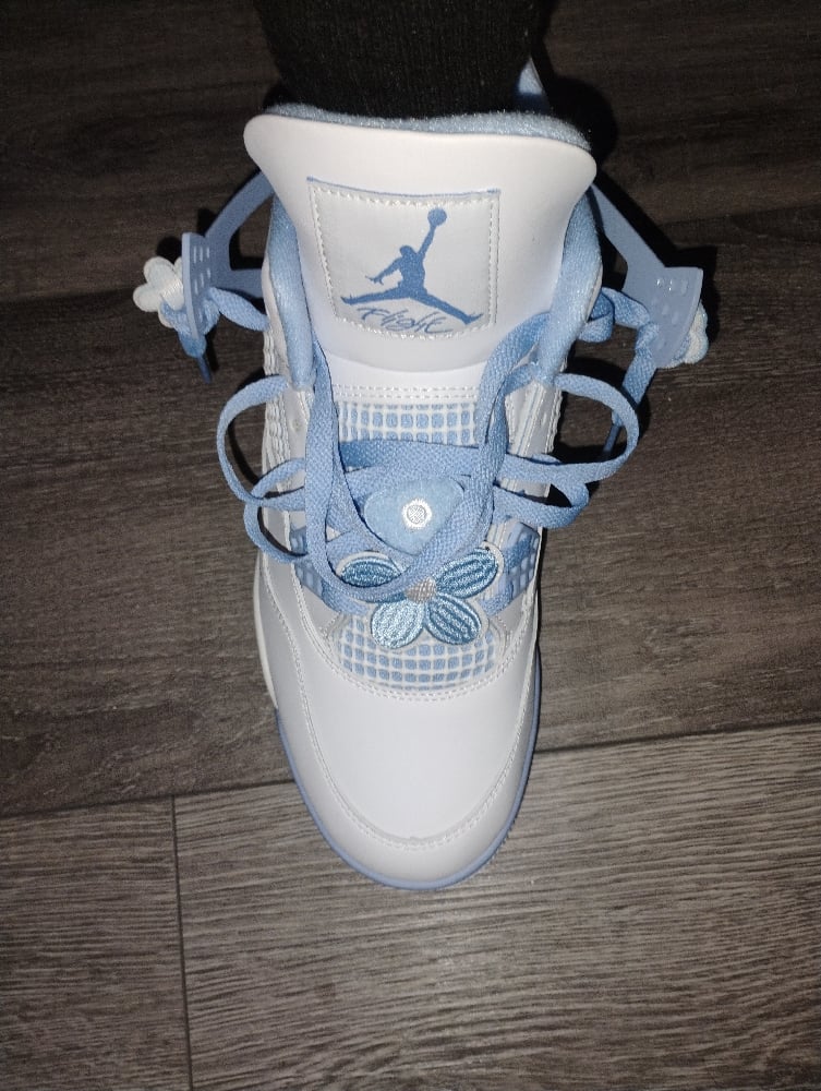Image of Jordan Retro 4's "Forget Me Nots"