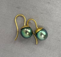 Image 3 of Hammered dome Peacock Tahitian Pearl 22k Earrings