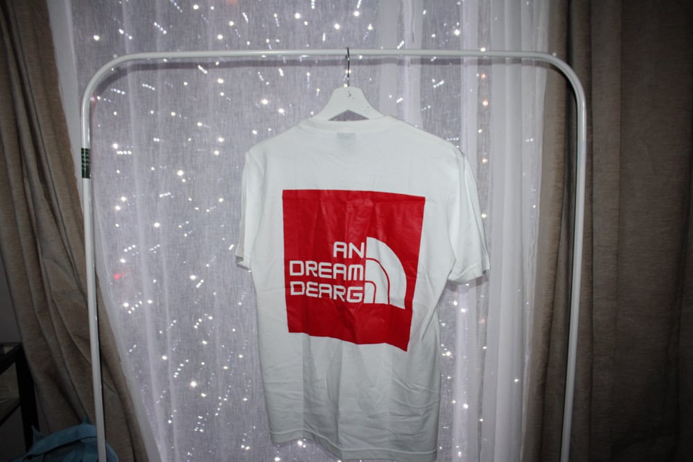 An Dream Dearg T-Léine Bán