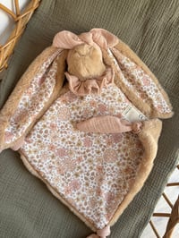 Image 1 of DOUDOU ENVELOPPANT MINI FLEURI PASTEL