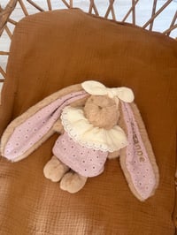 Image 2 of DOUDOU LAPIN BRODERIE ROSE PÉTALE