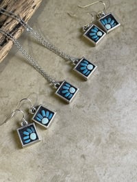 Image 4 of Blue Daisy Combo