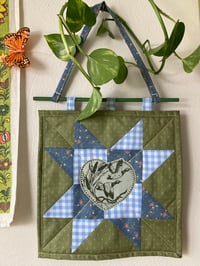 blue ducks quilted wall hanging