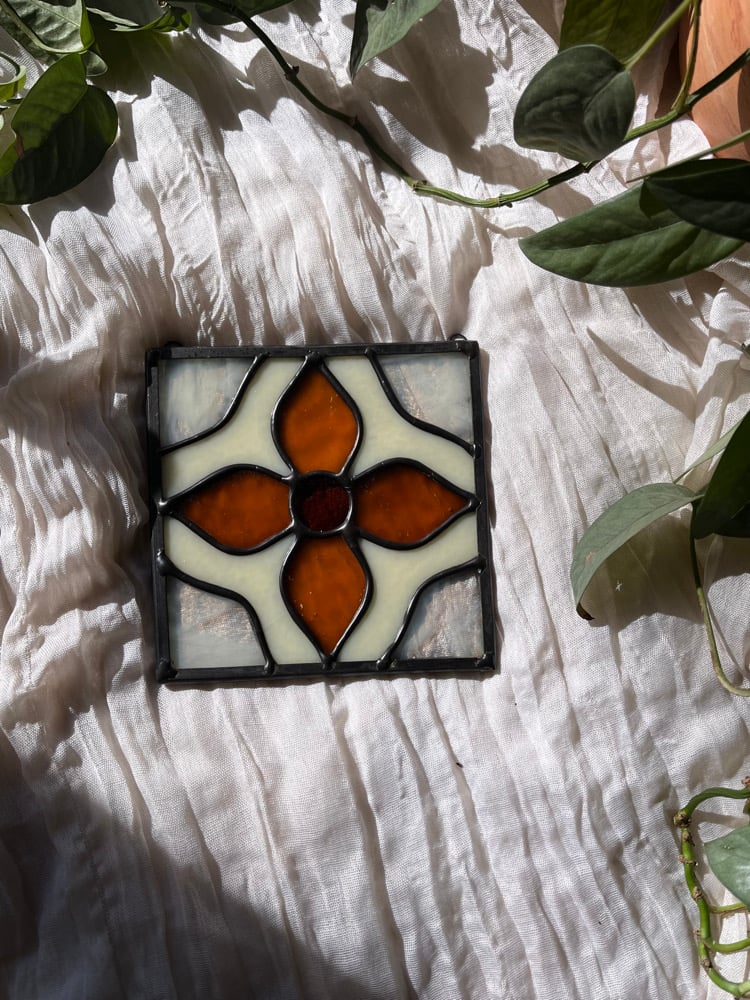 Image of Cream / amber flower tile