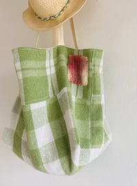 Image 4 of fresh green spring cube bag