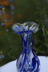 Image 2 of Blumenvase, weiss-blau, mundgeblasen