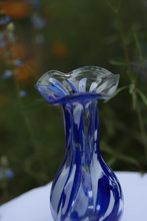 Image of Blumenvase, weiss-blau, mundgeblasen