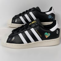 Image 1 of ADIDAS SUPERSTAR BIG KID EMPOWERING GRAPHICS BLACK WOMENS SHOES SIZE 6.5 WHITE NEW