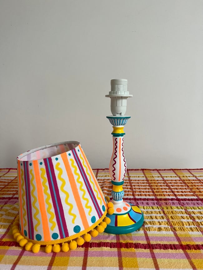 Neon and yellow wiggle Daisy lamp