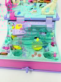 Image 6 of Ensemble bracelet et Polly Pocket Livre violet monde sous-marin.