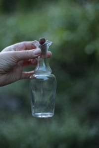 Image 2 of Essig und Ölfläschchen mit gedrechseltem Holzgestell, Fayencefassung,, französisch