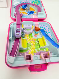 Image 8 of Ensemble bracelet et Polly Pocket Carré fushia parc d'attraction