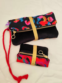 Image 4 of Maxi Cartera ZARVAJE NEGRO, con negro y elástico dorado